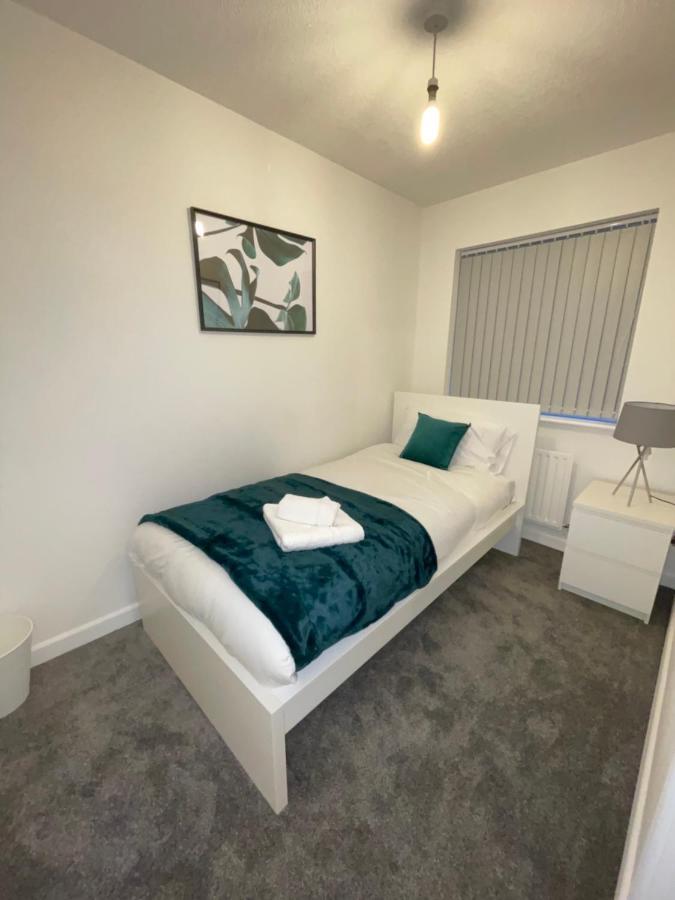 Modern 2 Bed House Cannock Perfect For Contractors Business Travellers Short Stays Driveway For 2 Vehicles Close To M6 M54 I54 A5 A38 Mcarthur Glen Designer Outlet Екстер'єр фото