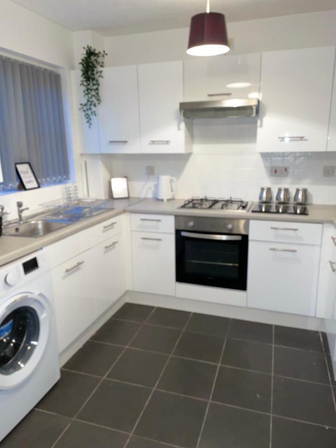 Modern 2 Bed House Cannock Perfect For Contractors Business Travellers Short Stays Driveway For 2 Vehicles Close To M6 M54 I54 A5 A38 Mcarthur Glen Designer Outlet Екстер'єр фото