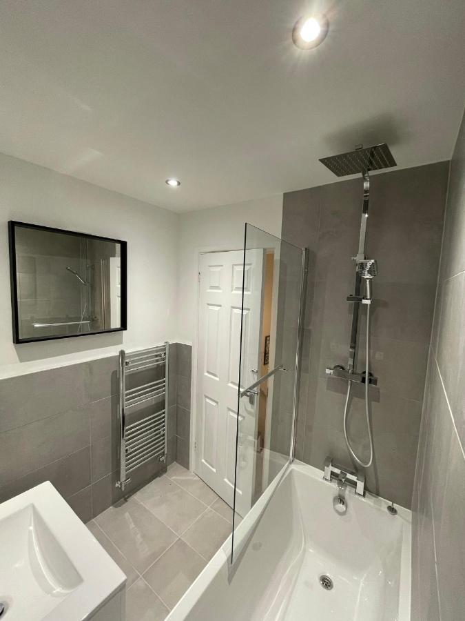 Modern 2 Bed House Cannock Perfect For Contractors Business Travellers Short Stays Driveway For 2 Vehicles Close To M6 M54 I54 A5 A38 Mcarthur Glen Designer Outlet Екстер'єр фото